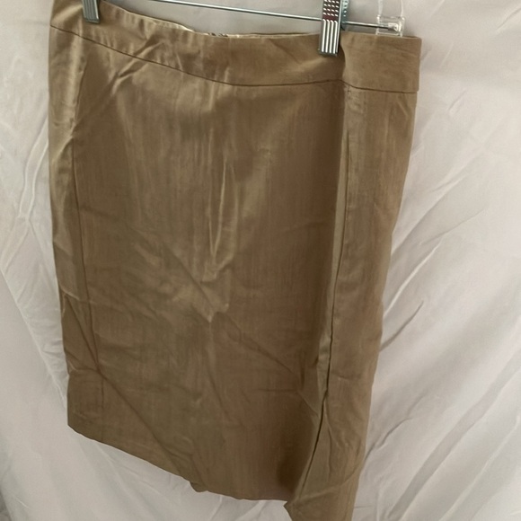 Banana Republic: Tan, Stretch Skirt- back zip with back slit- office staple- 10 - Picture 3 of 9